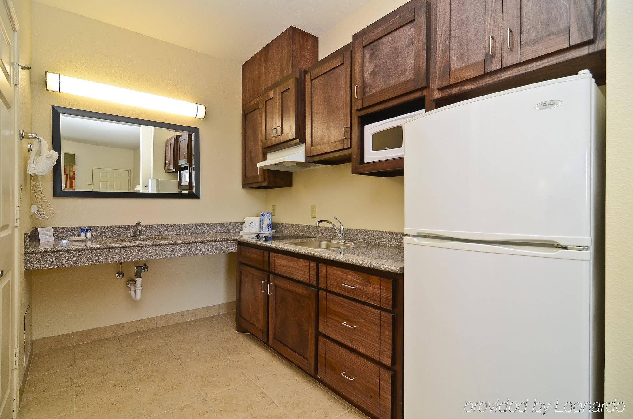 Americas Best Value Inn & Suites Томбал Экстерьер фото